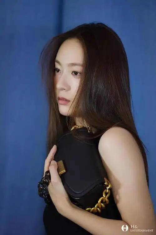 画报匠人_想用郑秀晶的脸过一天##charles&keith全球品牌代言人