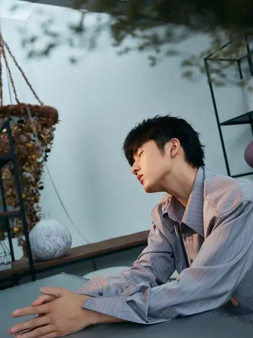 今日份考古张新成杂志拍摄