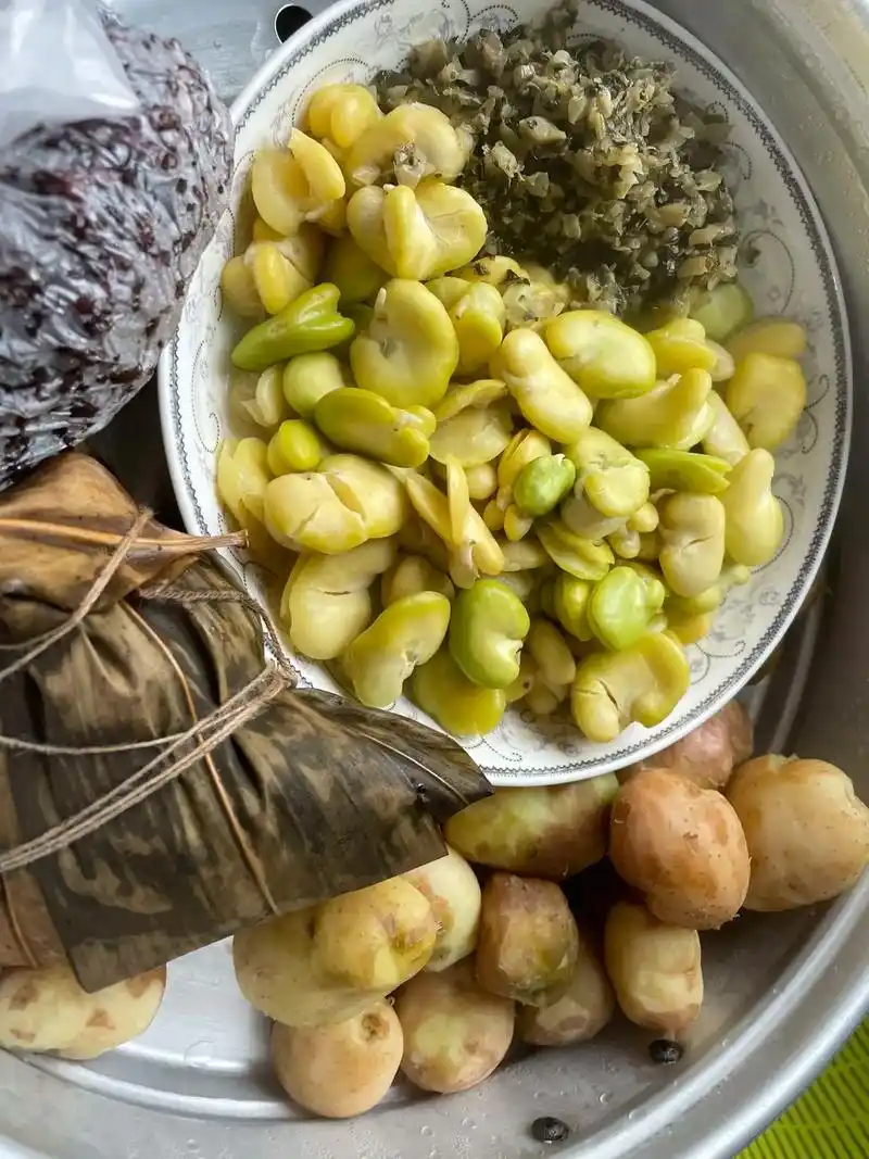 吃土豆～新鲜蚕豆接近尾声了,接下去是蚕豆汤了.好 - 抖音