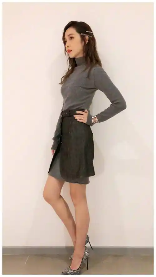 周杰伦生日侯佩岑晒照,穿复古长裙却在秀时尚,身材不输昆凌嫂_魅力_女