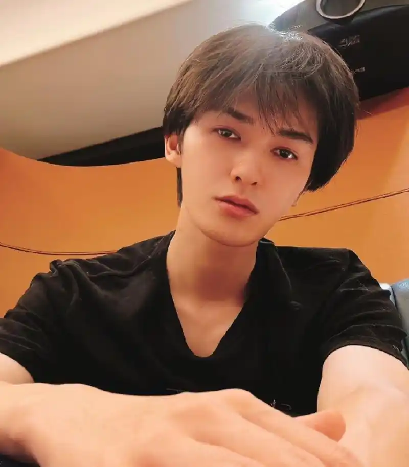 朱正廷素颜晒自拍  近日,朱正廷身穿黑色短袖,素颜晒自拍.