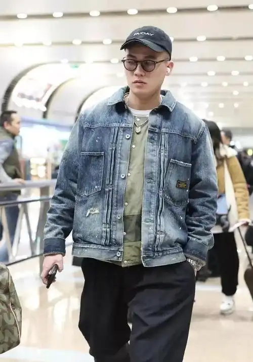 在欧豪近期的街拍look中经常看到牛仔夹克的身影,其实牛仔夹克在明星