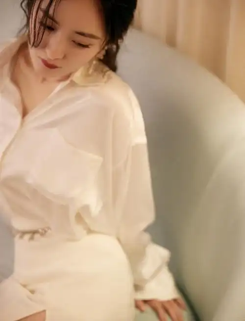 杨幂穿白色绸缎衬衫裙优雅又妩媚眼神充满故事感