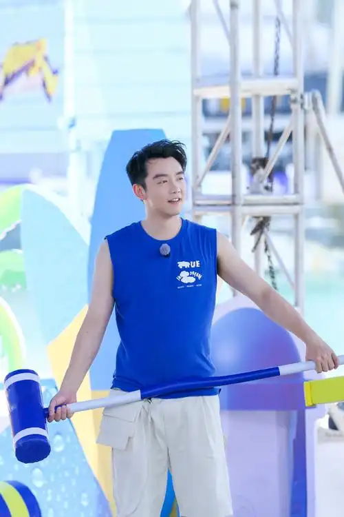 郑恺超话夏日炎炎,需要一枚酷爽的沙滩帅哥来降降暑9215带来满屏