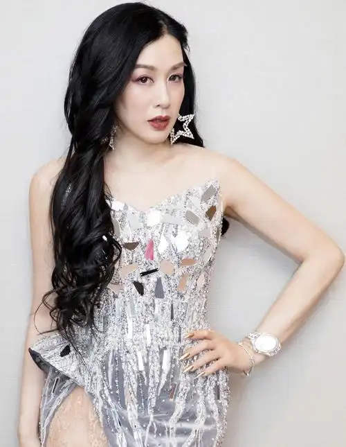 "最美人鱼"钟丽缇又瘦了!穿银色抹胸裙大显身材,哪像49岁