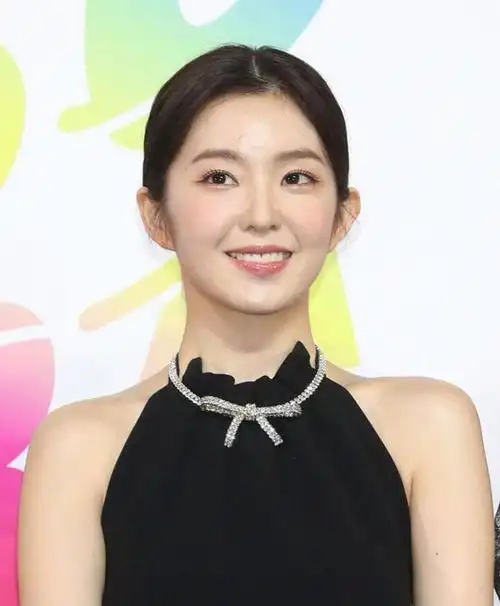 南韩颜霸裴珠泫分享美照,大红色的嘴唇配水光色的眼影,美到窒息