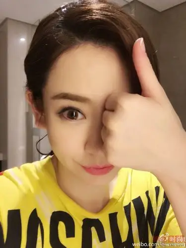 戚薇受伤晒半张脸报平安 网友:纯素颜真美(组图) - 国际在线移动版