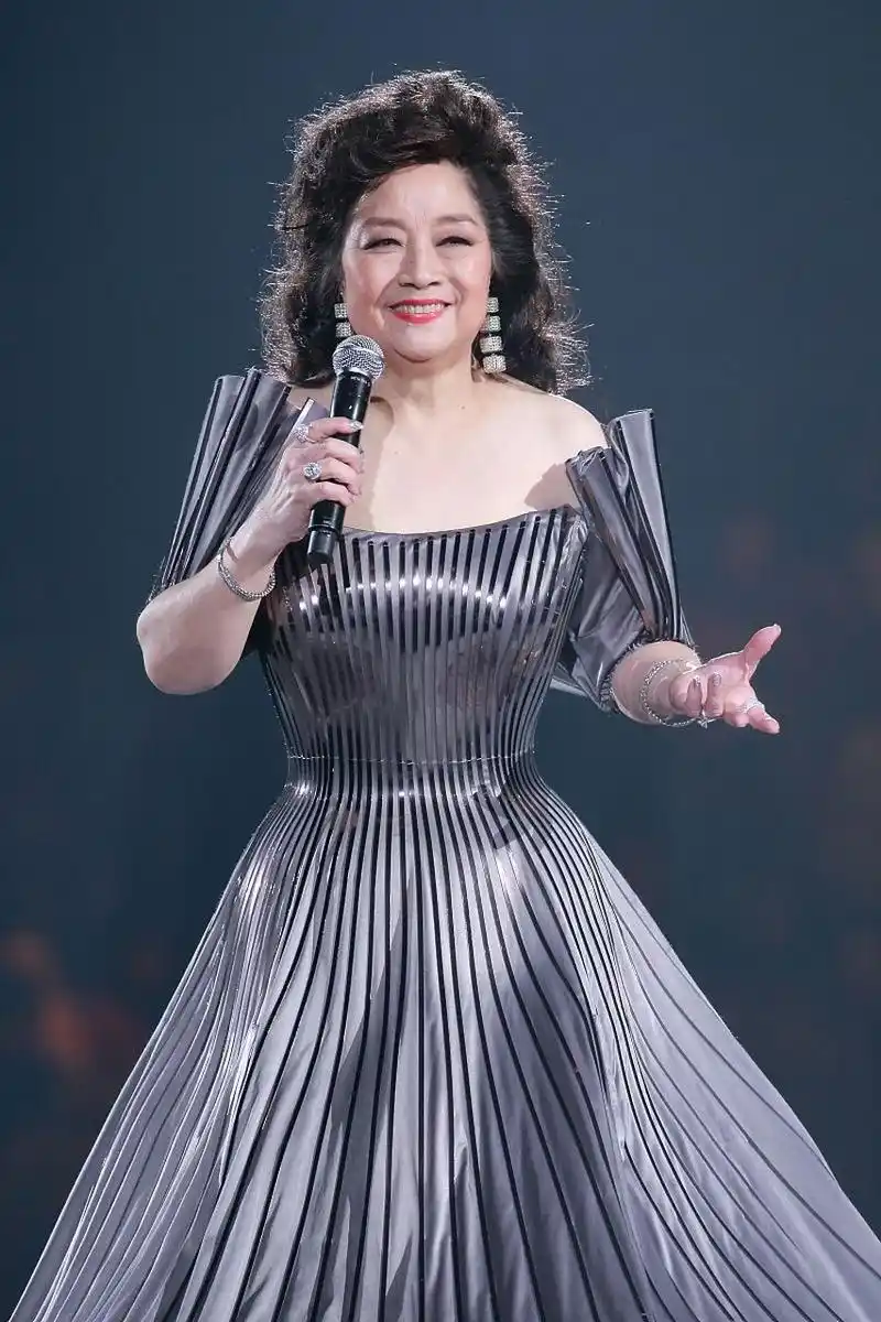 "徐小凤回道:"何老板,你那是什么生