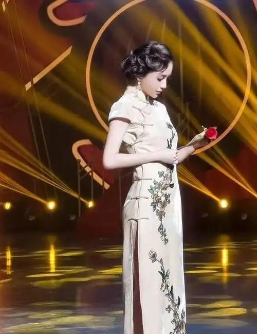 杨颖离婚后状态真好,穿"烈焰旗袍"配绿色麻花辫,仍是甜美少女