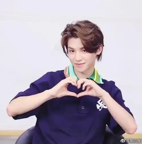 黄明昊花式比心无限发射biubiubiu～nana们快来接收一下#黄明昊#@jj