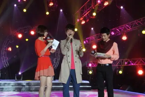 张栋梁坦言渴望婚姻 戴佩妮尝试高难度竹竿舞