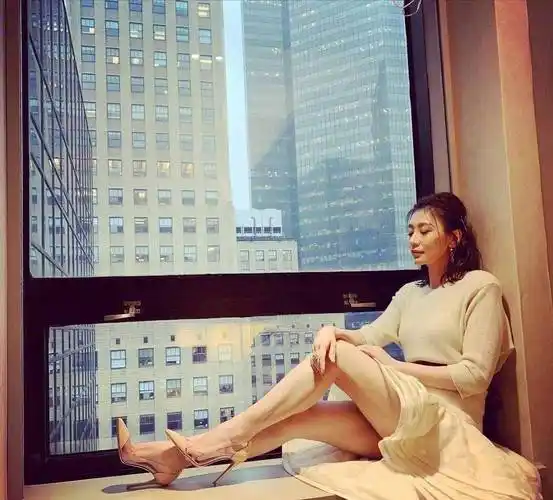 贾静雯真是冻龄女神,大波浪卷发搭配白色时尚连衣裙,减龄优雅_线条