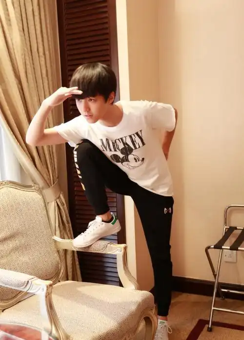 王俊凯图片蓝色系(被20岁的王俊凯惊艳了,一身蓝色行头配小白鞋,帅气