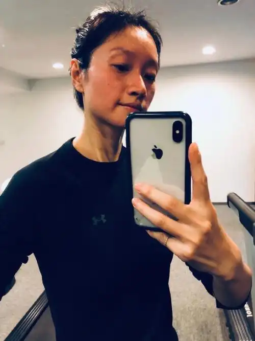 朱亚文晒夫妻合照庆37岁生日沈佳妮大方秀全素颜