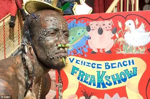 美国男子全身遍布纹身穿孔吓坏女儿