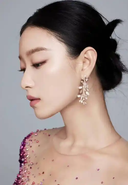 女明星今日份立冬营业照,金晨鎏金裙公主切格外惊艳,倪妮美出圈_姐姐