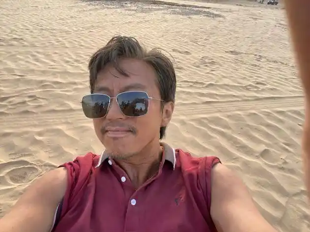 新片造型邓超自拍皮肤黝黑满脸胡子拉碴还有土