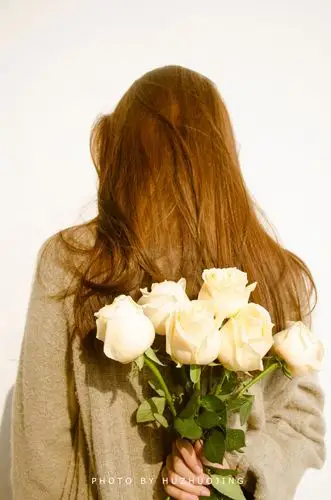 《笑》,字里行间,飘逸着人情的馨香,与落满书案的楝枣花香氤氲在一起