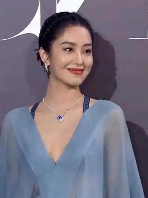 杨采钰一袭蓝色深v纱裙亮相,高贵又不失性感,完美凸显好身材!#纱裙 #