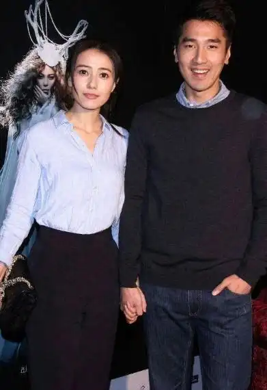 高圆圆和赵又廷手牵着手走进来.