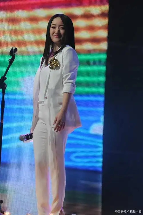 杨钰莹长啥样看到无美颜的照片后网友确定是50岁了