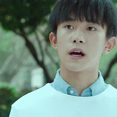 易烊千玺惊慌失措水池直视gif动图_动态图_表情包下载_soogif