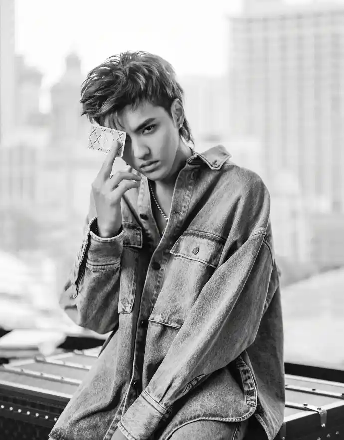 吴亦凡分享191031品牌代言人吴亦凡帅气大片回顾来听听凡凡的撩人英文