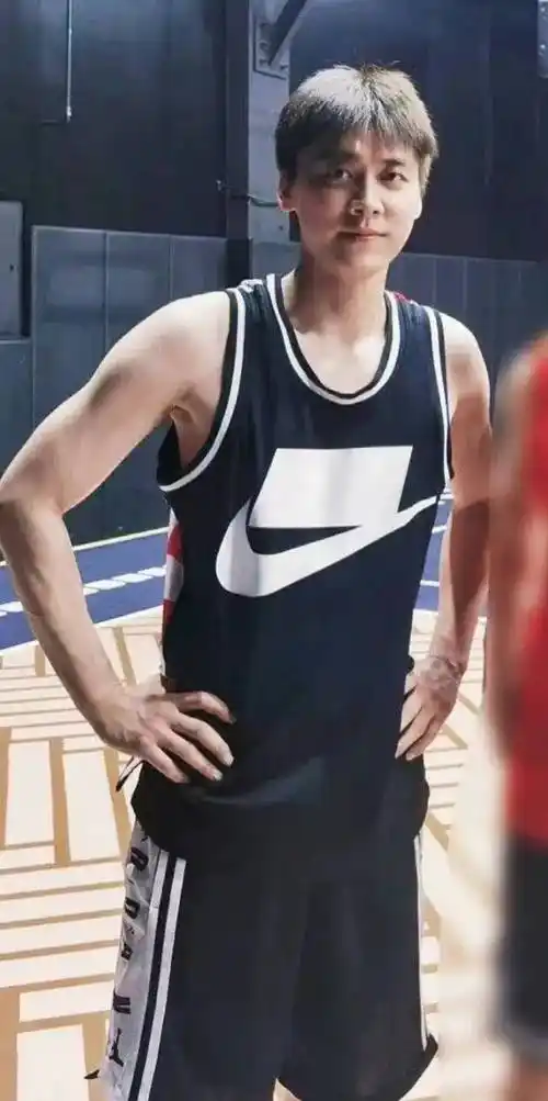 李易峰寺庙祈福照曝光:黑袄中分显驼背,退圈后状态引