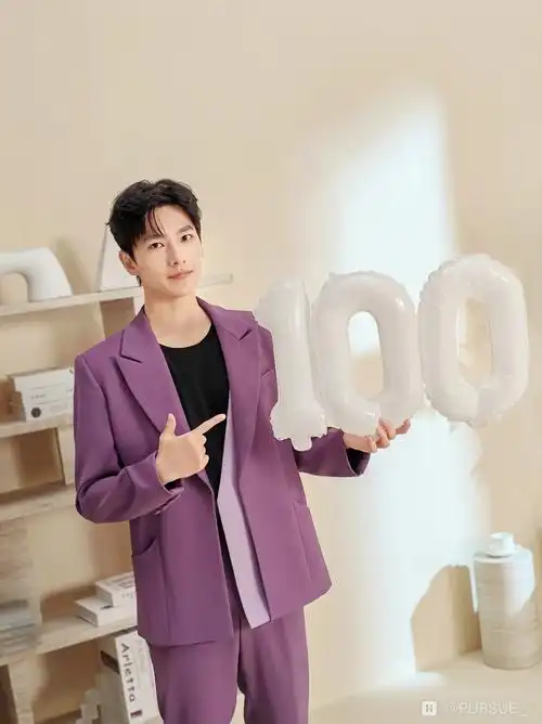 杨洋百分写真释出荣耀100系列即将来临