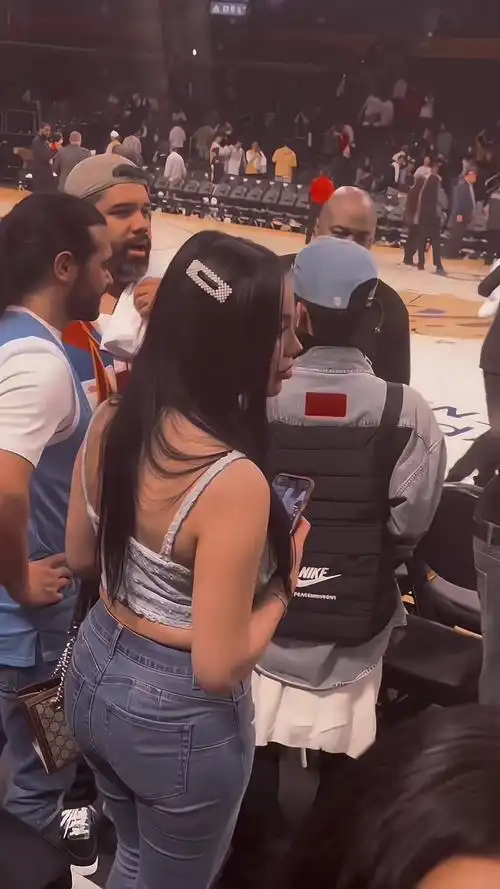 权志龙最新权志龙出现在洛杉矶湖人主场