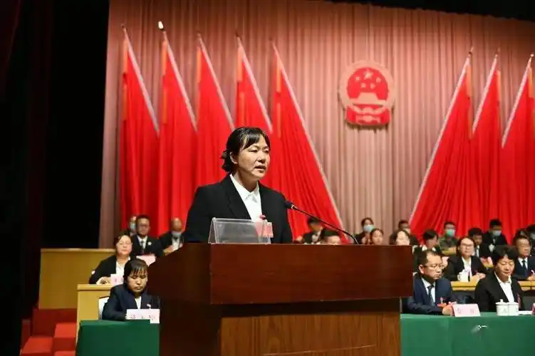 何眉当选为易门县人民政府县长