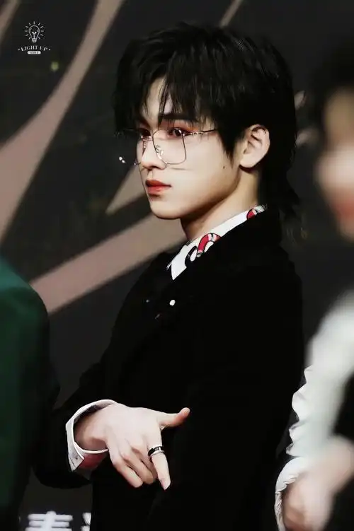 星光大赏红毯"你走的路要繁花盛开,要人声鼎沸"@时代少年团-宋亚轩