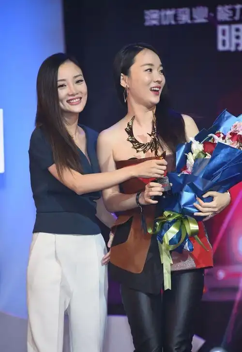 李小璐5年前旧照曝光!当众强抱霍思燕老公,不顾贾乃亮吃醋