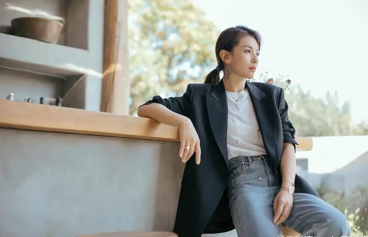 原创41岁刘涛职场穿搭干练时尚,波波头短发配格子西服套装,漂亮大方