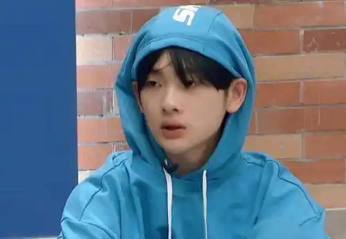 当红男星卸妆后,白敬亭帅气,周震南没啥变化,看到龚俊