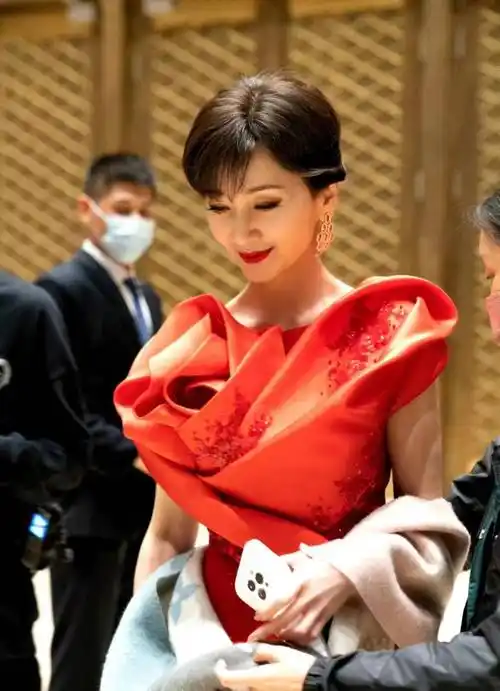 赵雅芝出席北京国际电影节,一袭大红色开叉长裙,温柔又优雅!