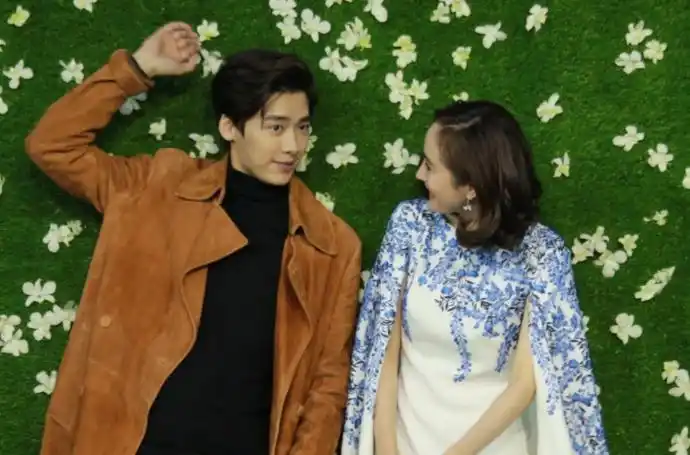 杨幂李易峰结婚了杨幂李易峰结婚了真的假的看看合照