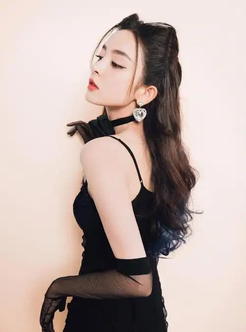 古力娜扎吊带黑裙配高跟长筒靴,美腿吸睛无数,甜酷风格撩人心弦