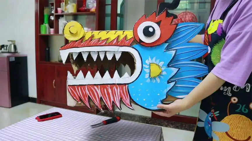 旧纸箱手工改造龙头装饰,还能套在头上玩,小朋友争着戴