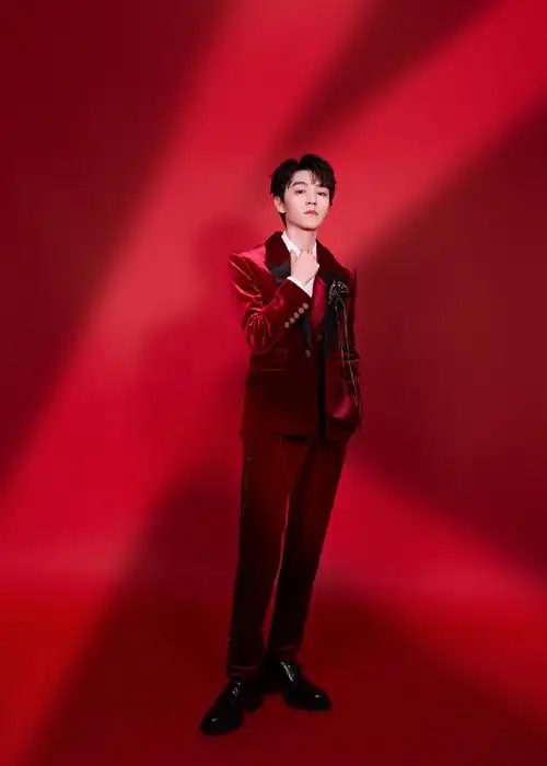 王俊凯红色丝绒西装##王俊凯春联祝福写真