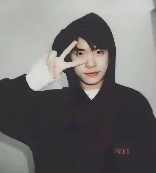 易烊千玺晒"1cm近照",衣服暗示太明显,网友:你才20岁呀_自拍_照片