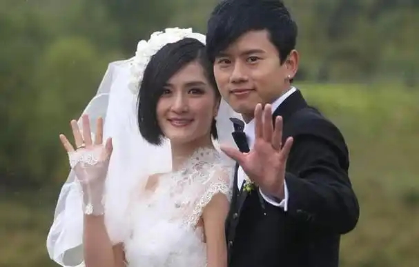 同年11月,谢娜在社交媒体上分享了一家五口手牵手散步的照片,画面中的