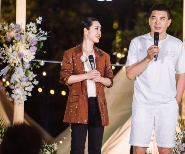 秦海璐晒与老公王新军背影照庆生夫妻两个手挽手吃蛋糕超恩爱