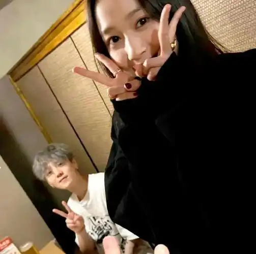 而就在鹿晗四处张望找车的时候,关晓彤却是紧随其后,一直陪伴在他身边