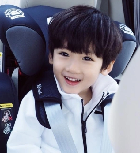 但是,我们中国也有这样高颜值的小男孩,他叫王涵喆,是个秒拍达人,父母