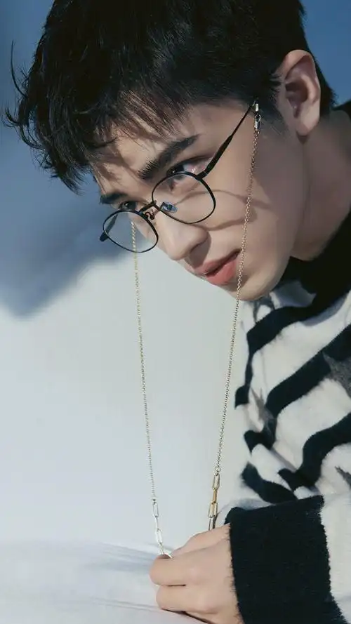 许魏洲 时尚杂志拍摄 手机锁屏壁纸换不停