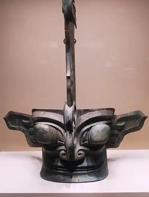 三星堆戴冠纵目面具,这个文明的起源无人能解释清楚-度小视