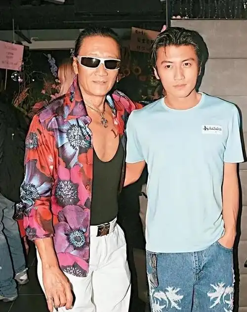 众所周知,谢贤拥有谢霆锋和谢婷婷两个孩子,而如今两个孩子都长大成人