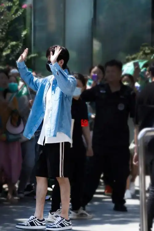 这浓密腿毛"女团腿"谁见谁迷糊  是少年感满满的淇淇子呀    #成毅