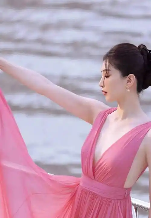 江疏影:身着"粉色球衣"湖边秀身材!_时尚_魅力_连衣裙